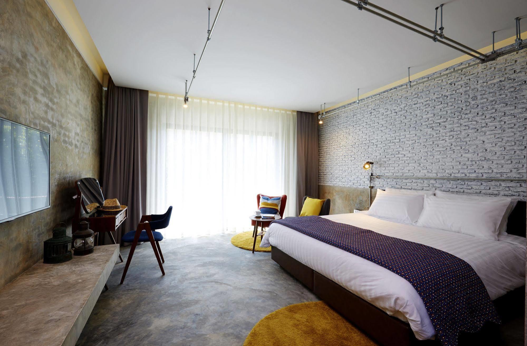 Hotel The Restro HHQ Esterno foto